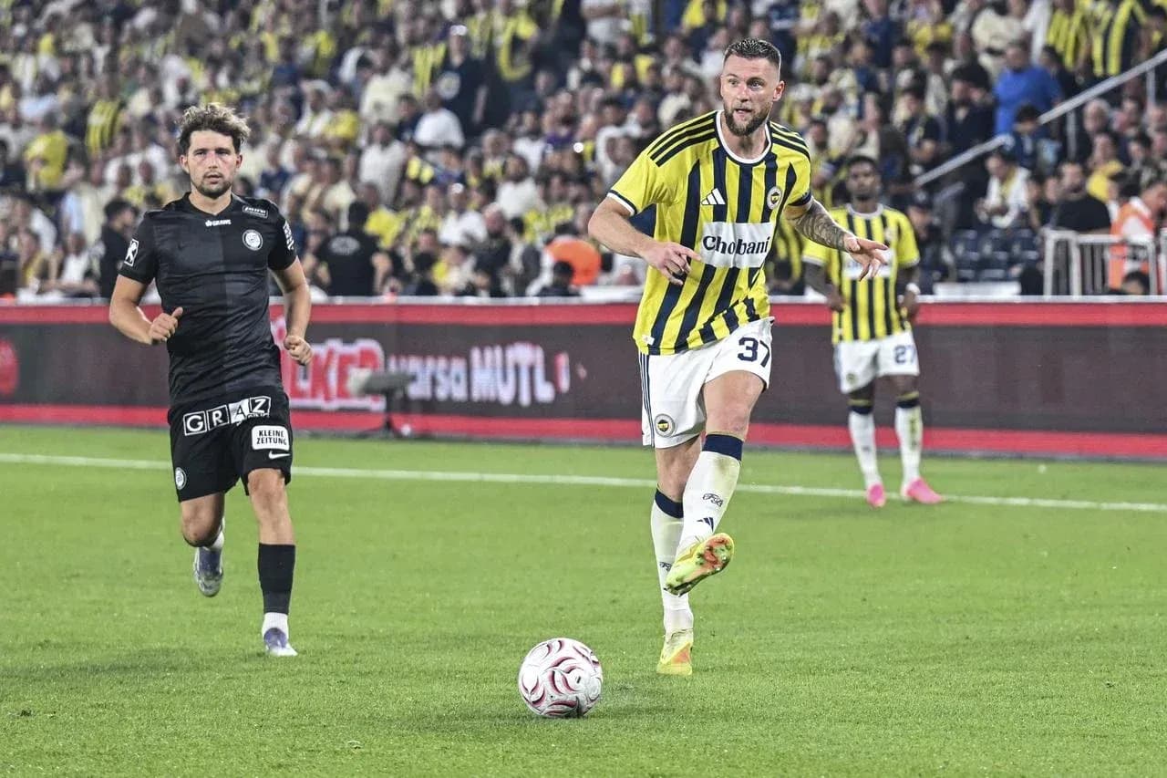 Jugador de Fenerbahçe corriendo con el balón