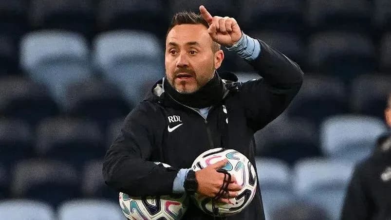 Entrenador dirigiendo sesión con balones en brazos