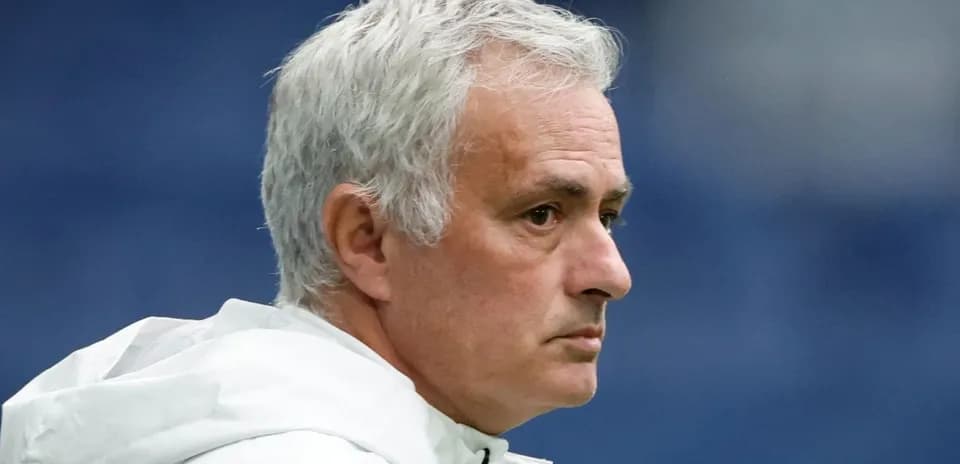 Entrenador observando el partido desde la línea lateral