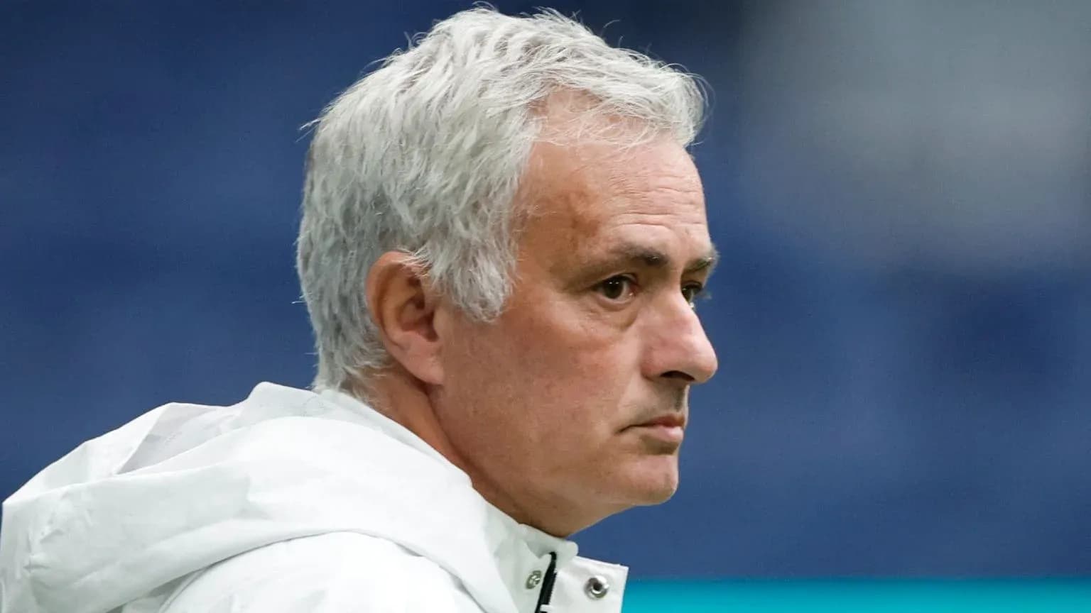 Entrenador observando el partido desde la línea lateral