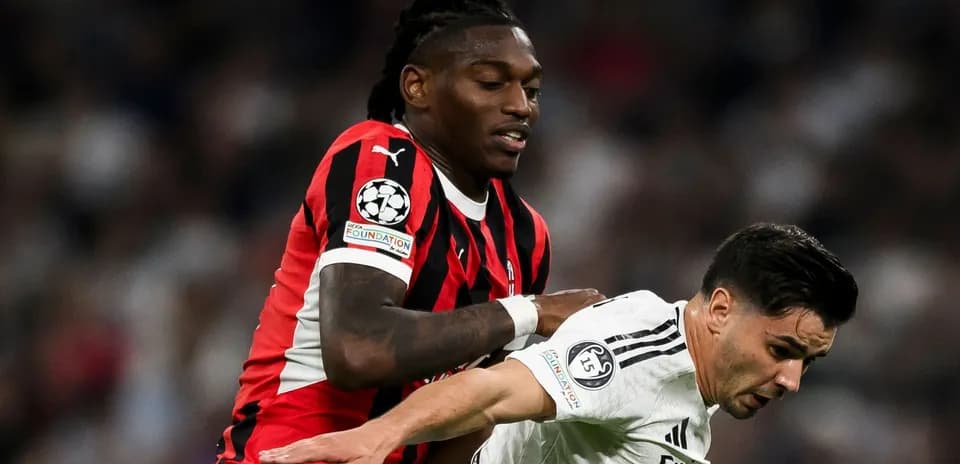 Jugador de AC Milan empujando a oponente del Real Madrid