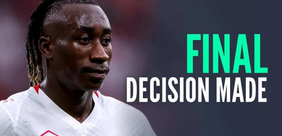 Jugador con camiseta blanca en partido de fútbol