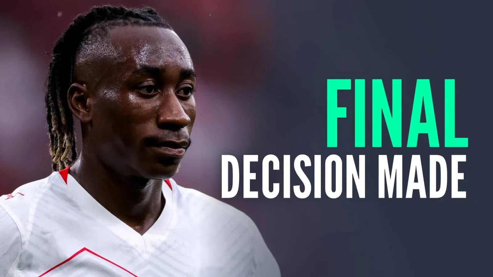 Jugador con camiseta blanca en partido de fútbol