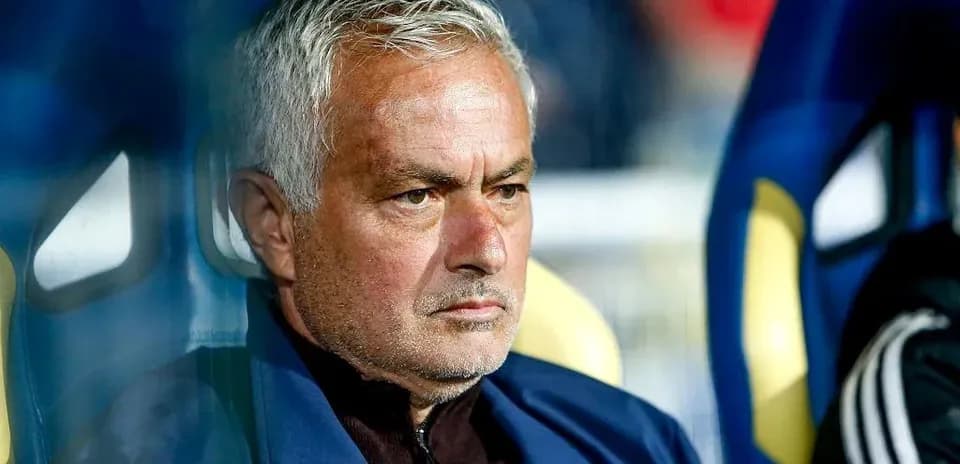 Entrenador en el banquillo durante el partido