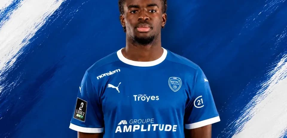 Jugador posando con camiseta del ESTAC Troyes