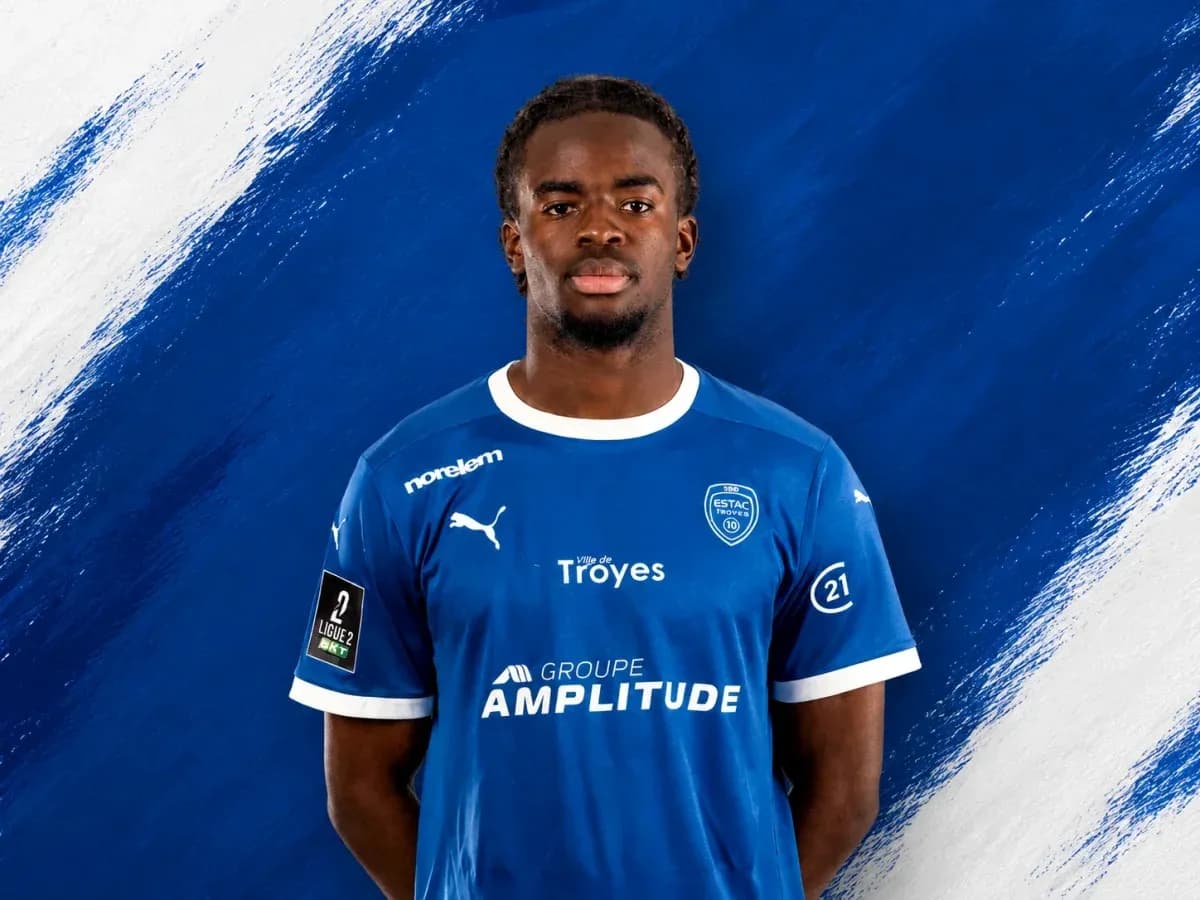 Jugador posando con camiseta del ESTAC Troyes