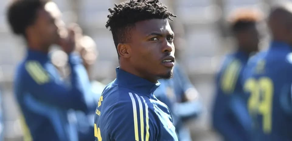 Jugador entrenando en el campo con compañeros