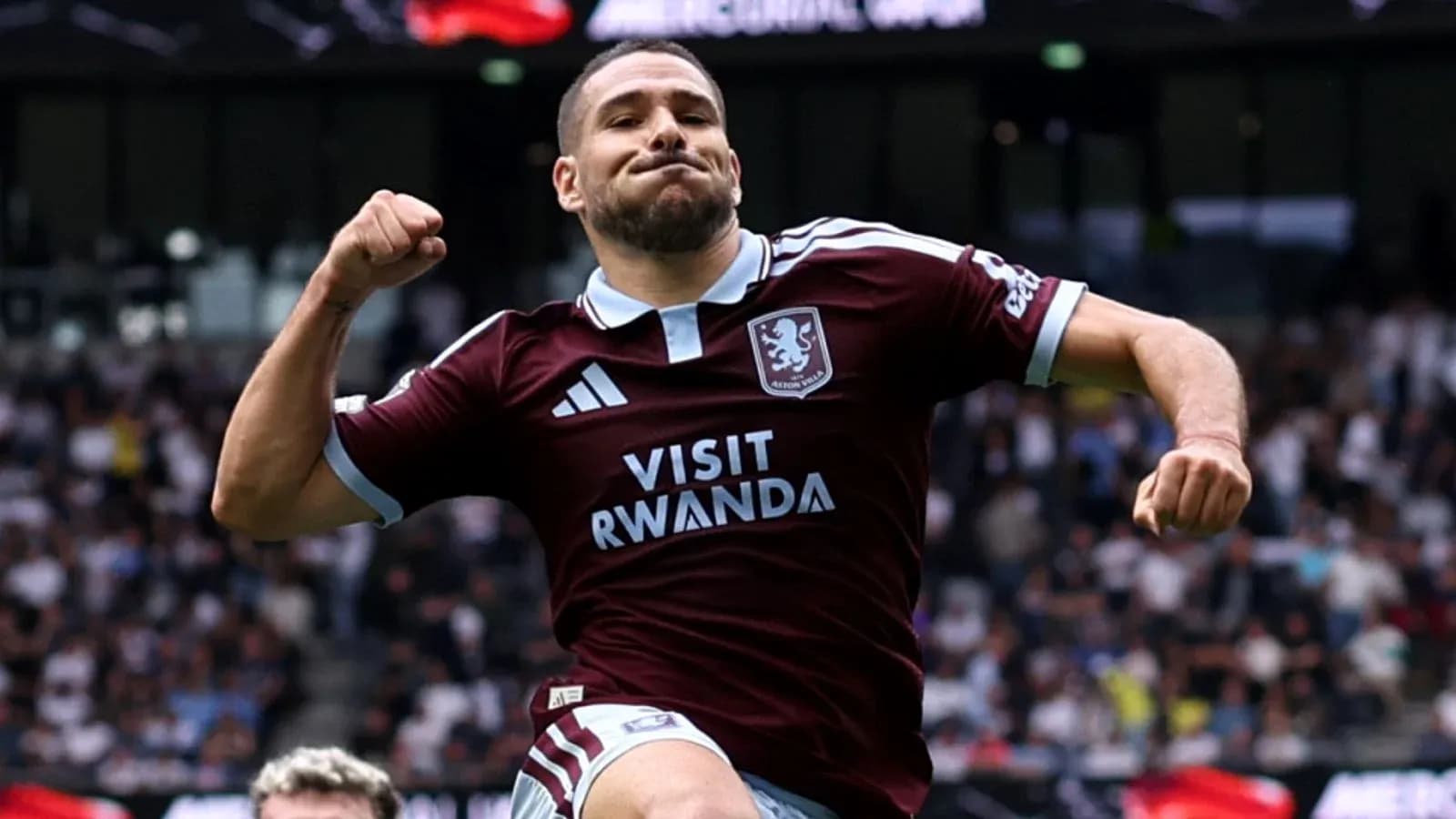 Jugador de Aston Villa celebrando un gol en el partido