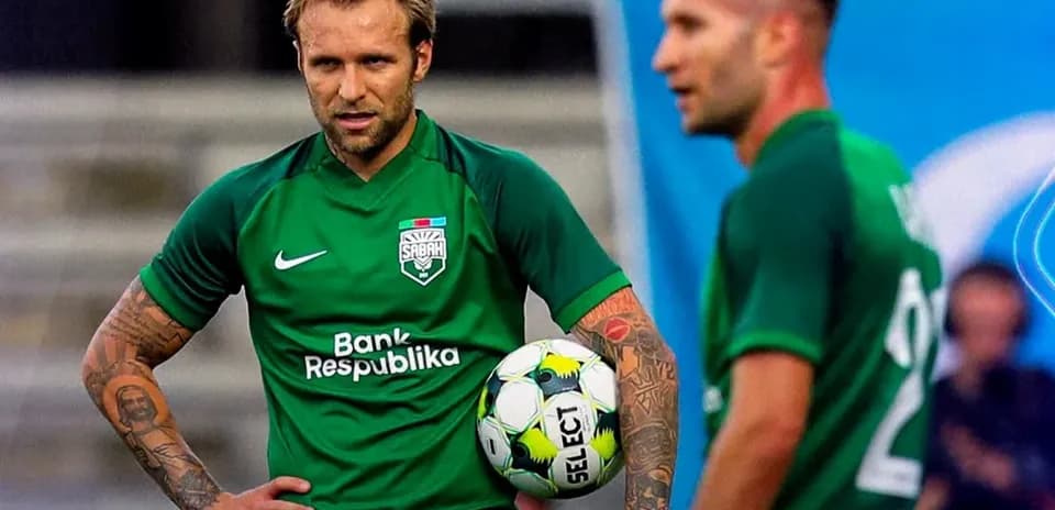 Jugadores de Sabah FA entrenando con balón
