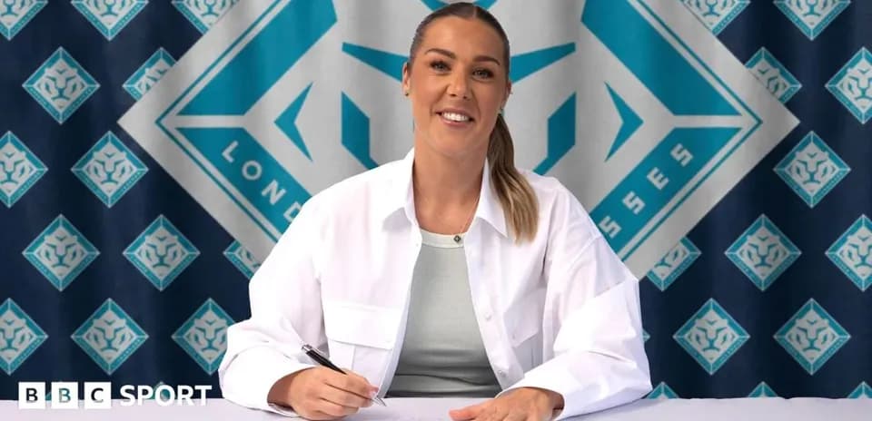 Jugadora firmando contrato en mesa con logo de fondo