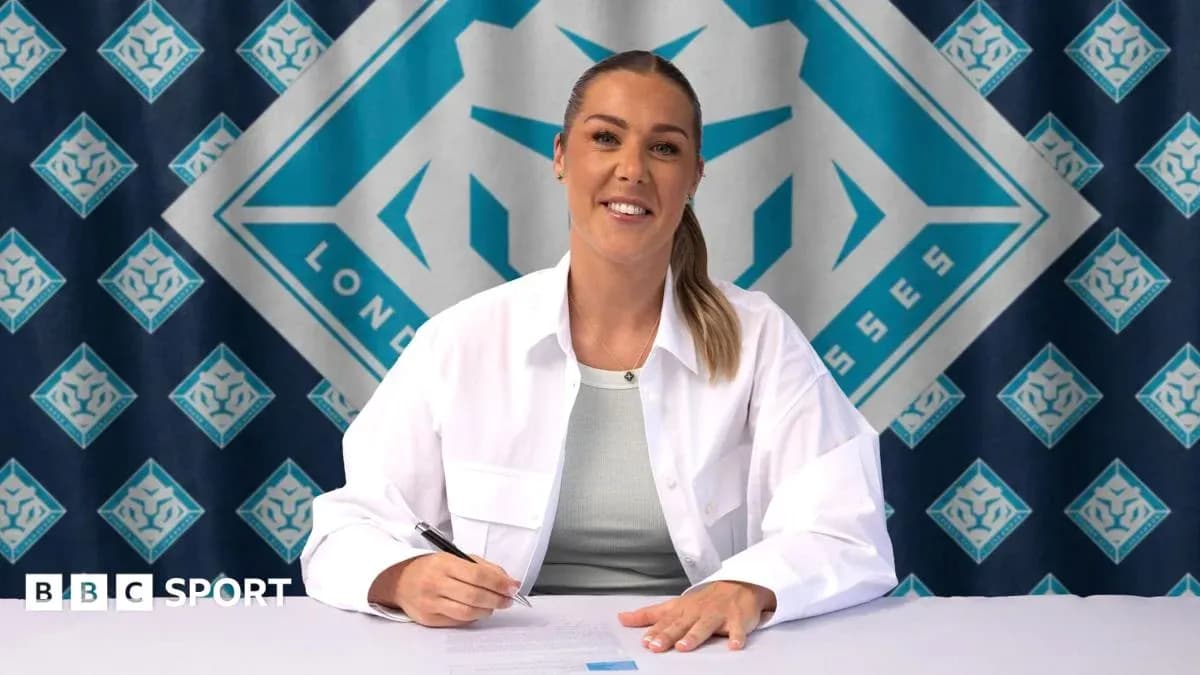 Jugadora firmando contrato en mesa con logo de fondo