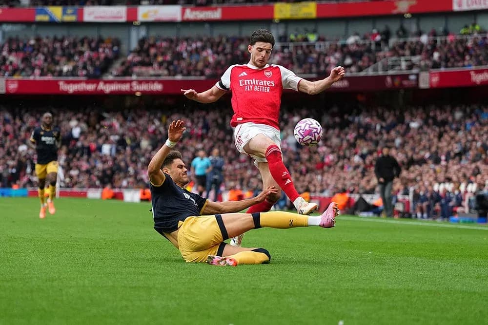 Jugador de Arsenal superando a un oponente de West Ham