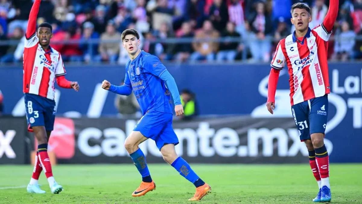 Jugadores de Atletico San Luis y Chivas en acción Jugadores de Atletico San Luis y Chivas en acción