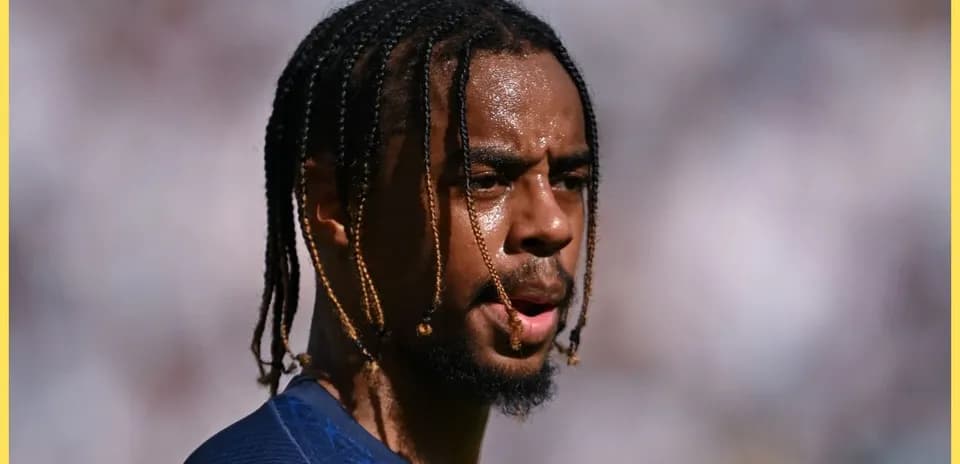 Jugador con trenzas en campo de fútbol
