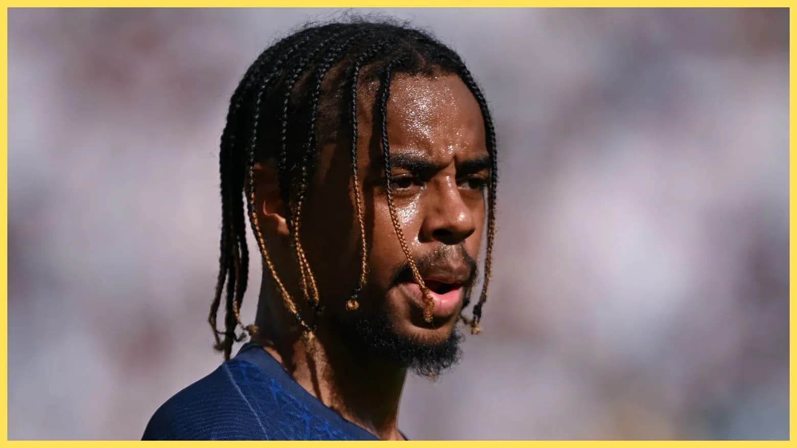 Jugador con trenzas en campo de fútbol