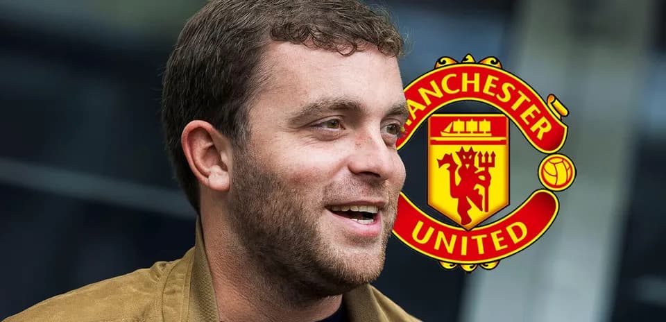 Persona sonriendo con el escudo de Manchester United