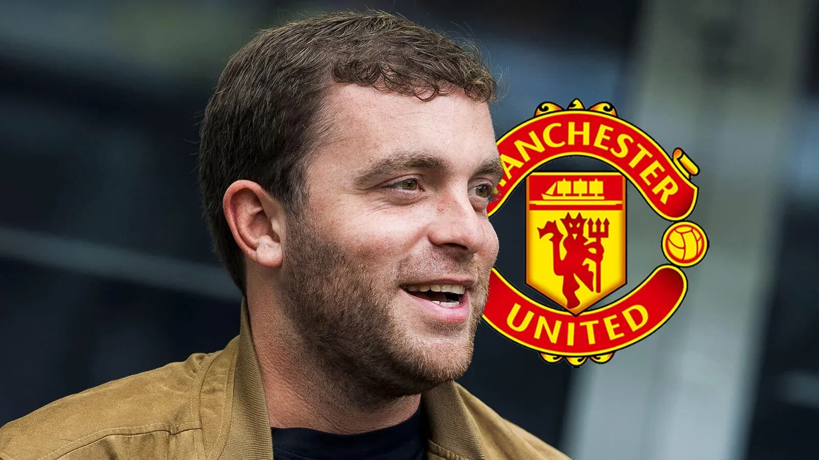 Persona sonriendo con el escudo de Manchester United