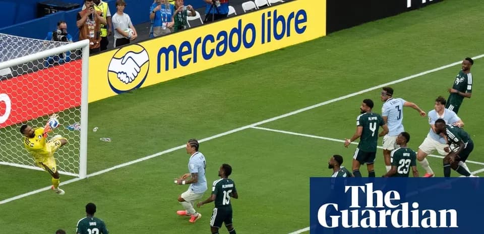 Portero atrapando un balón en un partido de fútbol