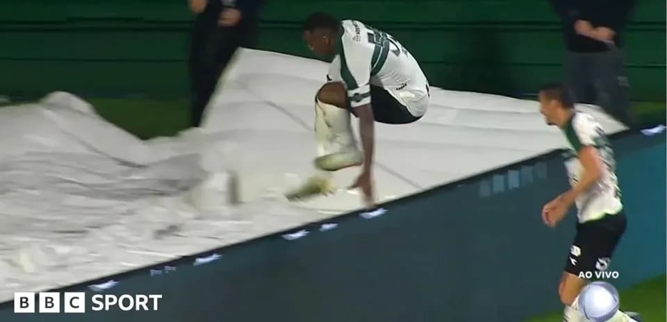 Jugador saltando sobre una lona en el campo