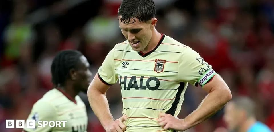 Jugador con camiseta de Ipswich Town en el campo