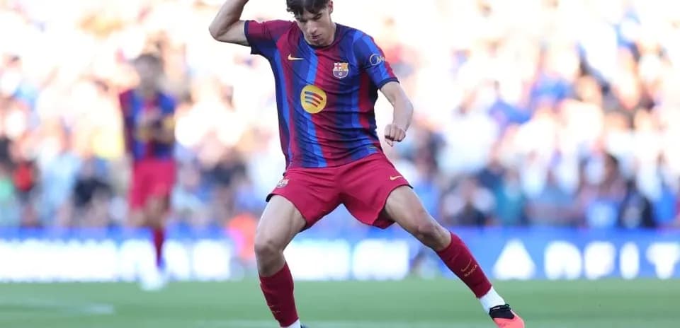 Jugador de Barcelona controlando el balón en el campo
