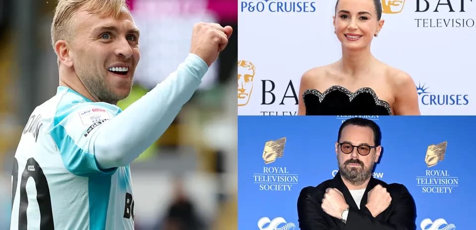 Jugador de fútbol celebrando, dos personas en eventos