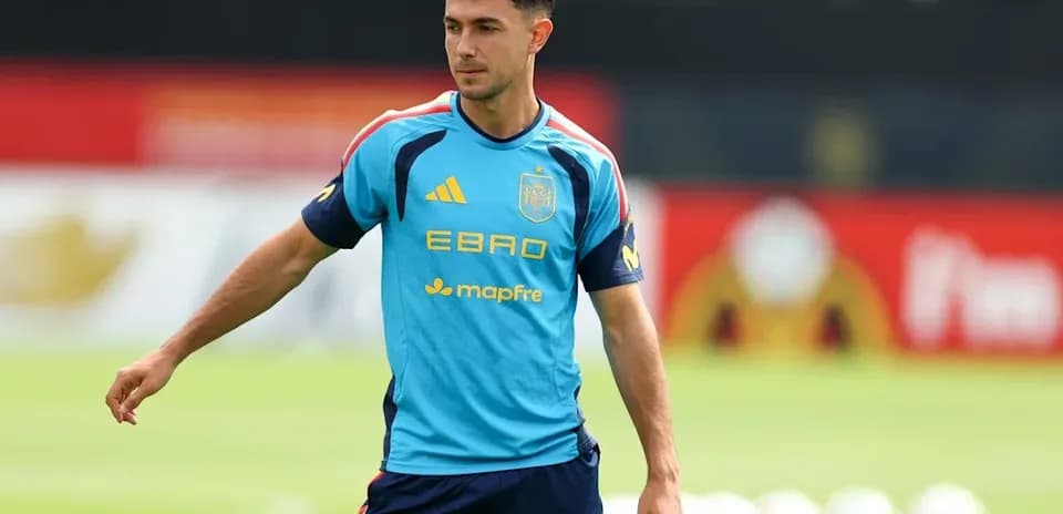 Jugador entrenando con la selección española en campo