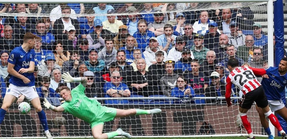 Jugador de Sunderland lanza un penalti contra Everton