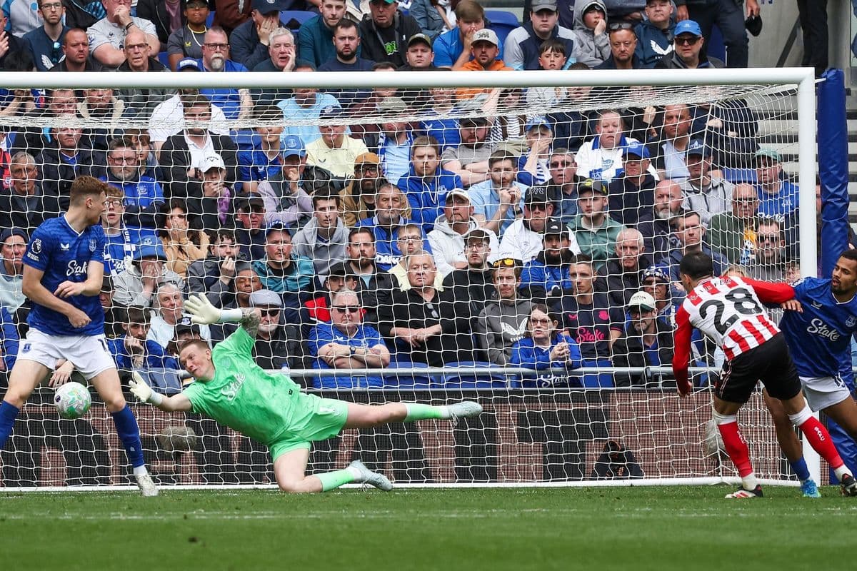 Jugador de Sunderland lanza un penalti contra Everton