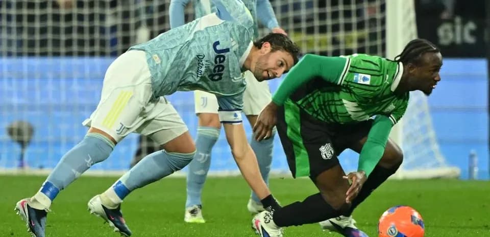 Jugador de Sassuolo desafiando a jugador de Juventus
