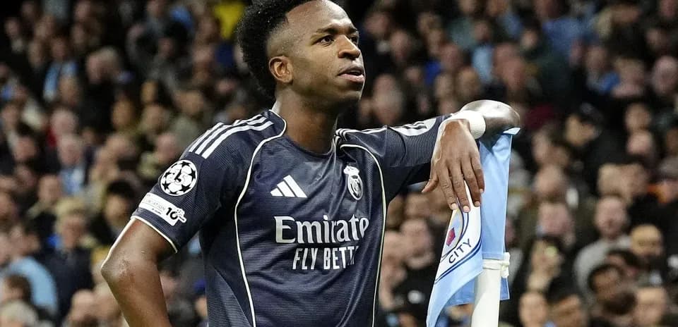 Jugador de Real Madrid junto al córner en el partido