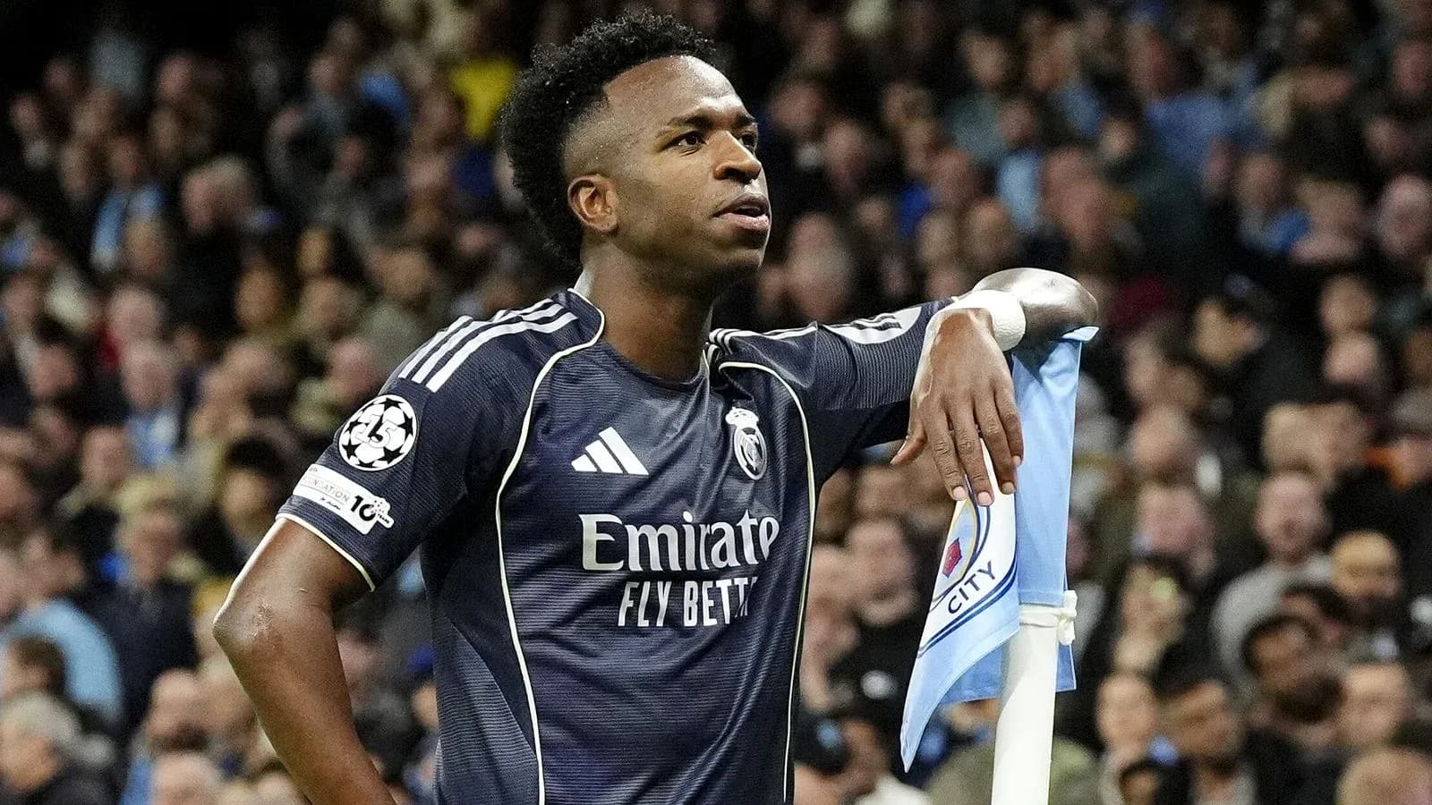 Jugador de Real Madrid junto al córner en el partido
