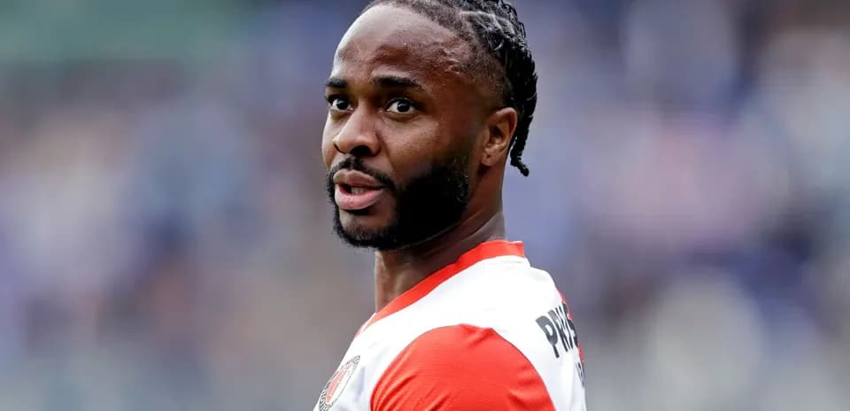 Jugador con camiseta de Feyenoord mirando hacia un lado