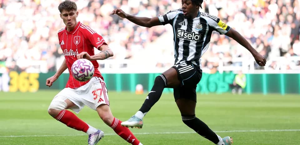 Jugador de Nottingham Forest compitiendo contra Newcastle