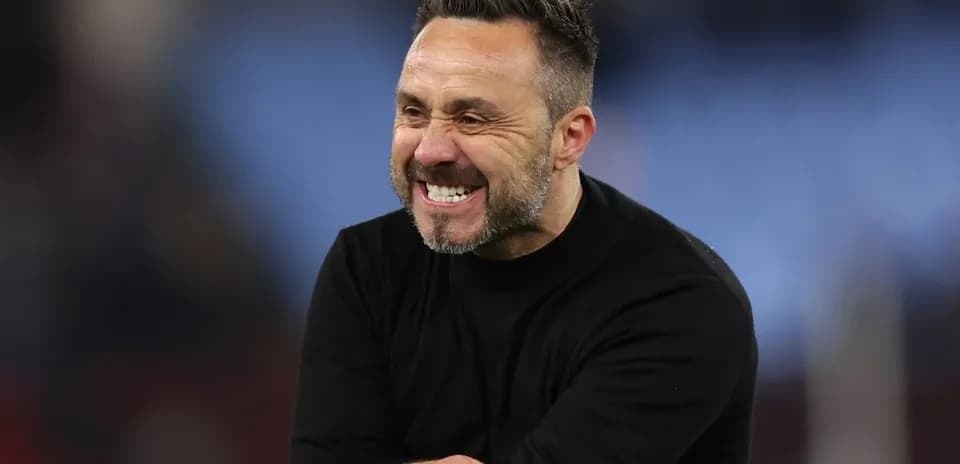 Entrenador sonriendo en el campo de juego