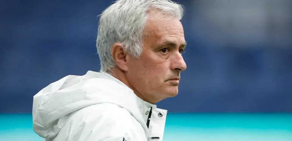 Entrenador observando el partido desde la línea lateral