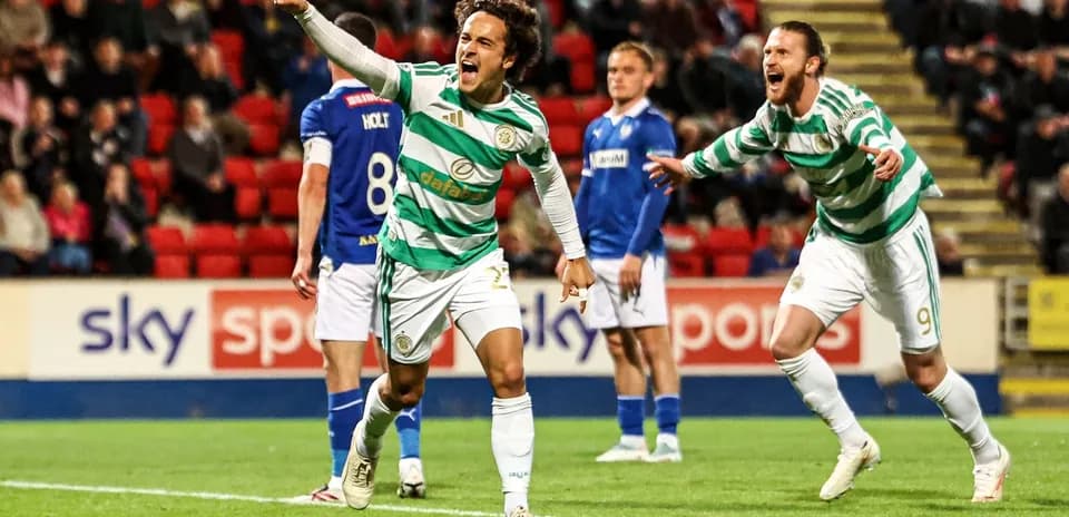 Jugador de Celtic celebrando un gol con compañeros