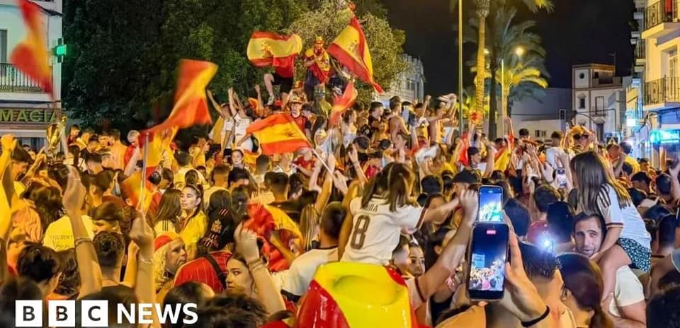 Celebración masiva con banderas de España en la calle