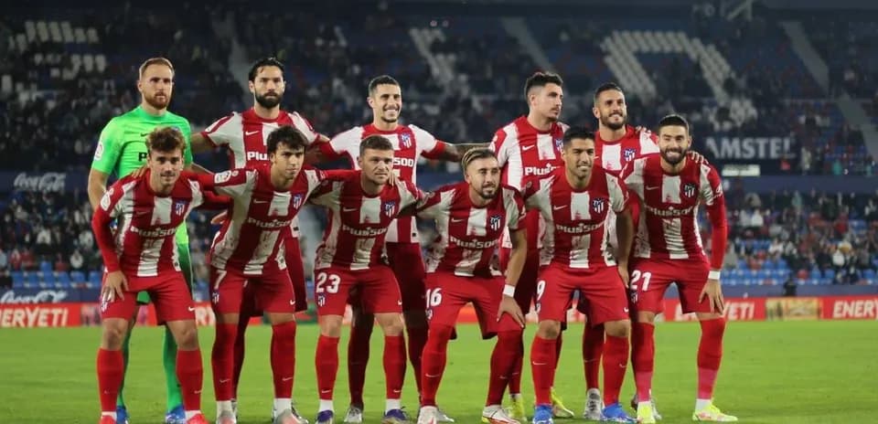 Equipo de Atlético de Madrid posando para la foto