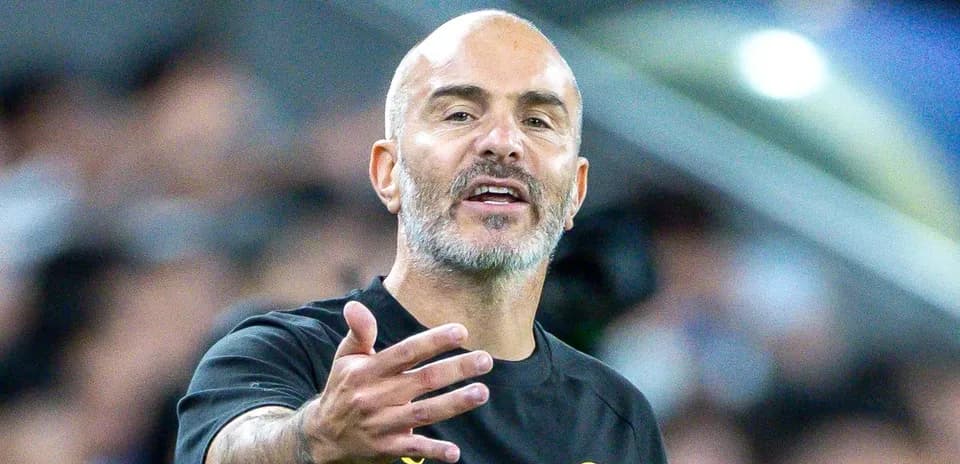 Entrenador dirigiendo instrucciones durante el partido