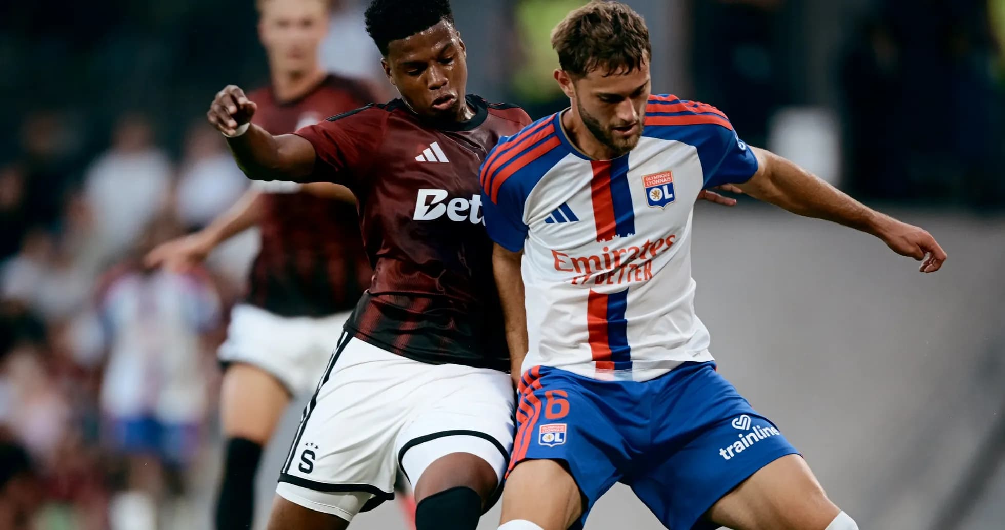 Jugadores compitiendo por el balón en partido