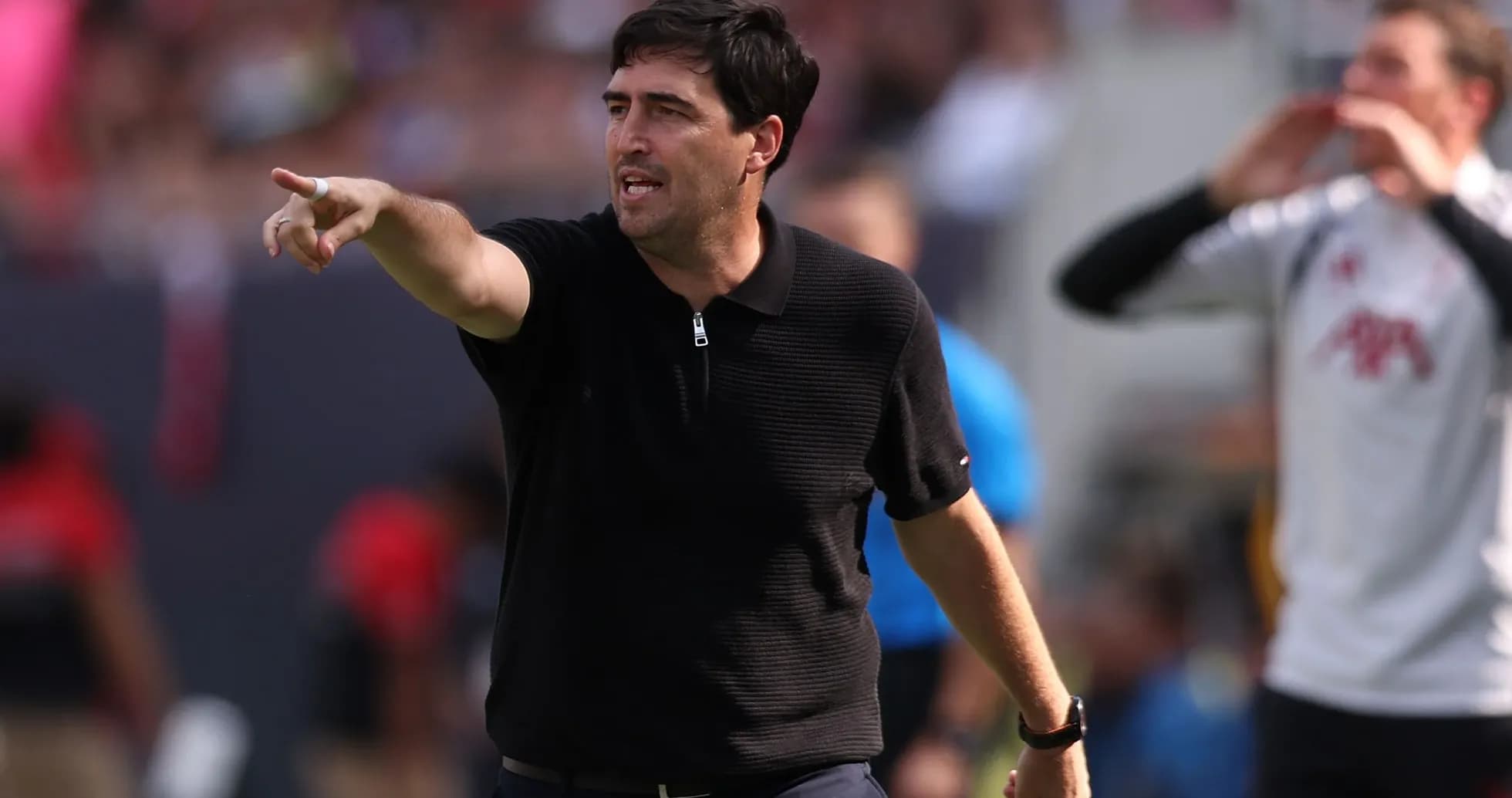 Entrenador dirigiendo a su equipo durante el partido