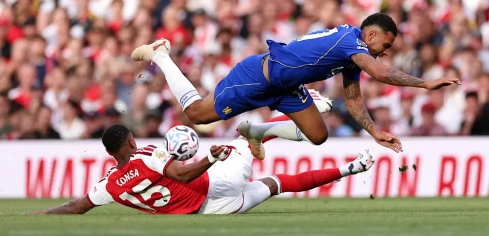 Jugador cae tras un tackle en el partido