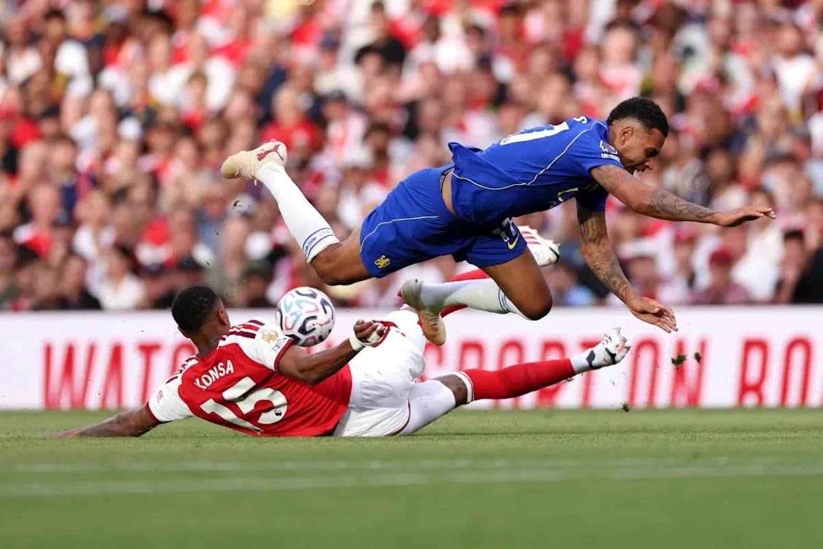 Jugador cae tras un tackle en el partido