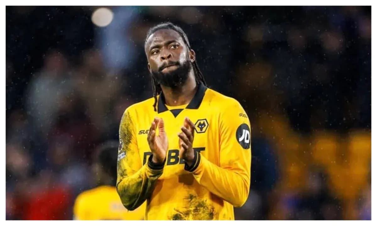Jugador aplaudiendo en el campo de fútbol