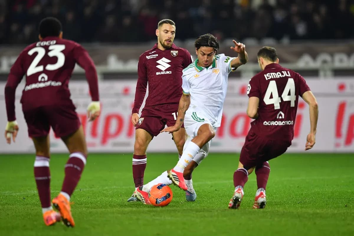 Jugadores de Torino y AS Roma en acción
