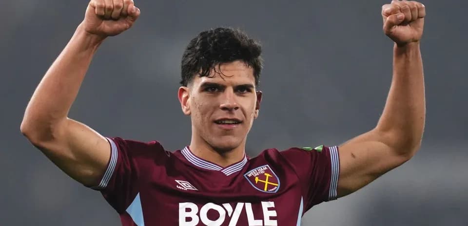 Jugador de West Ham celebrando con los brazos levantados