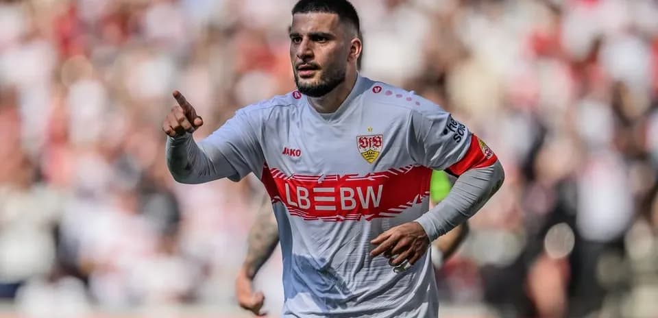 Jugador de fútbol señalando durante un partido