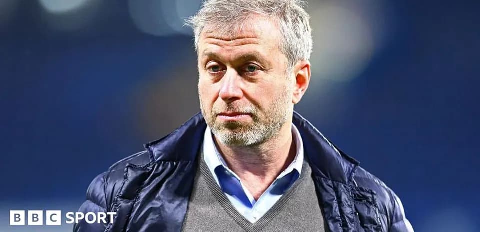 Hombre con chaqueta observando un evento deportivo