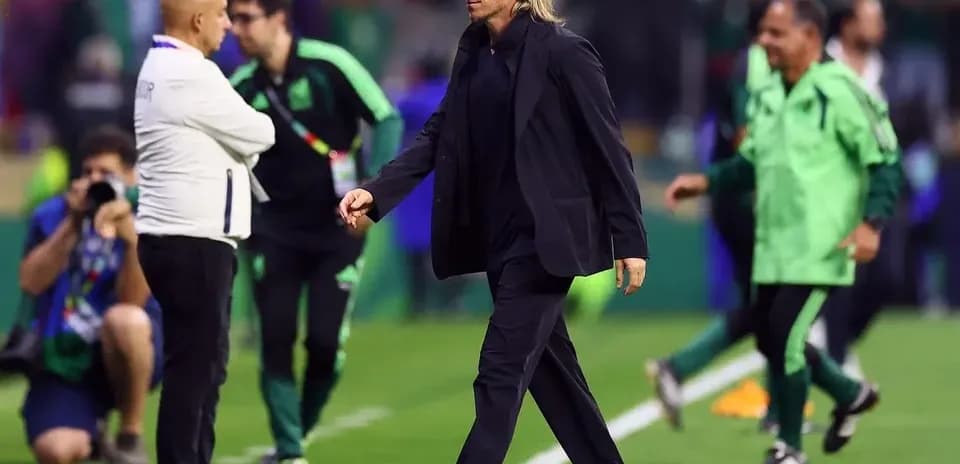 Entrenador caminando por el campo después del partido